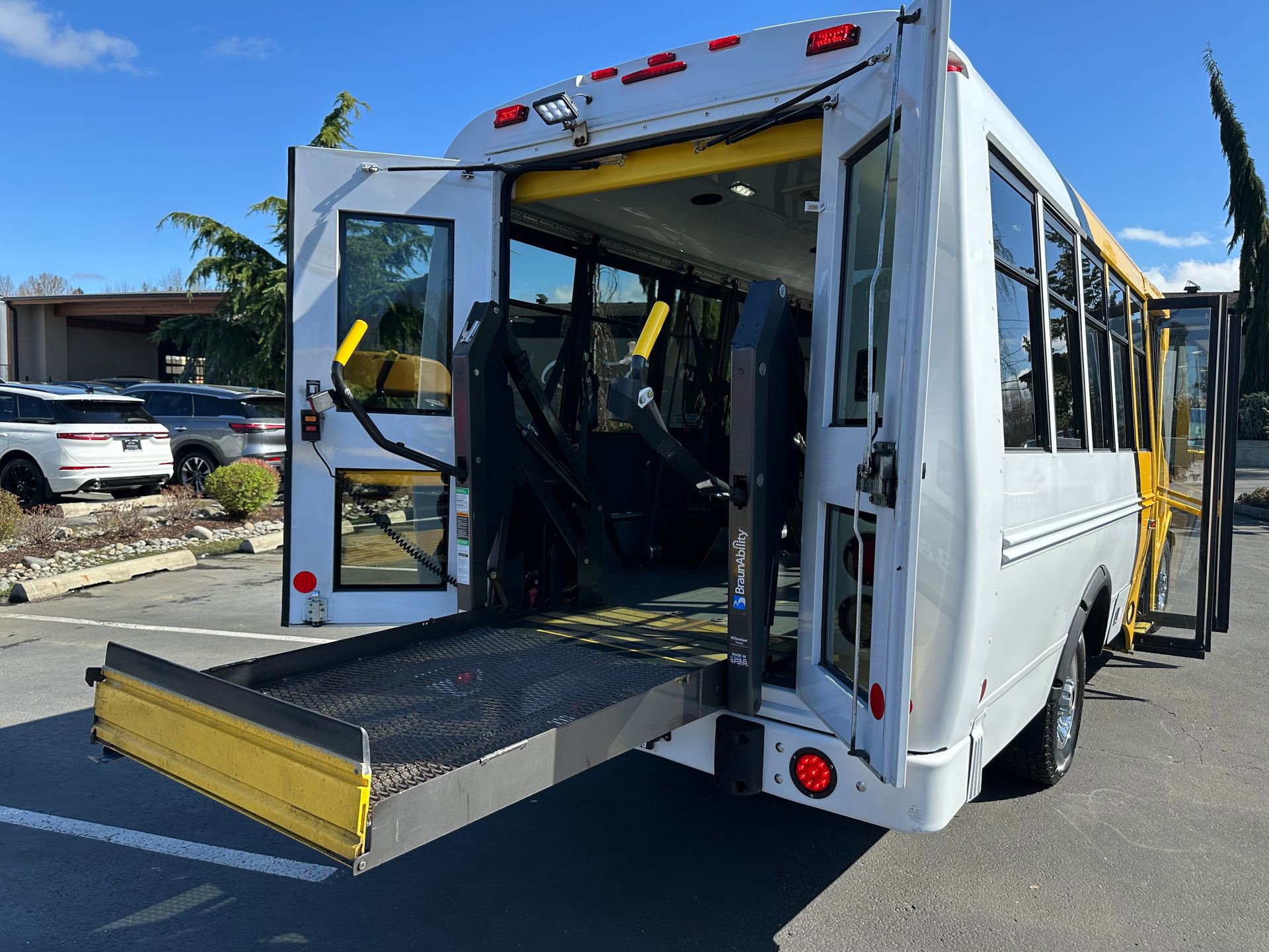 Used 2014 Chevrolet Express 3500 RWD image 33