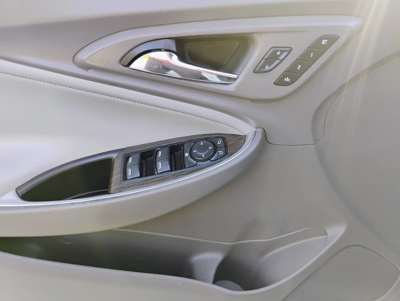 Used 2017 Chevrolet Malibu Premier FWD image 21