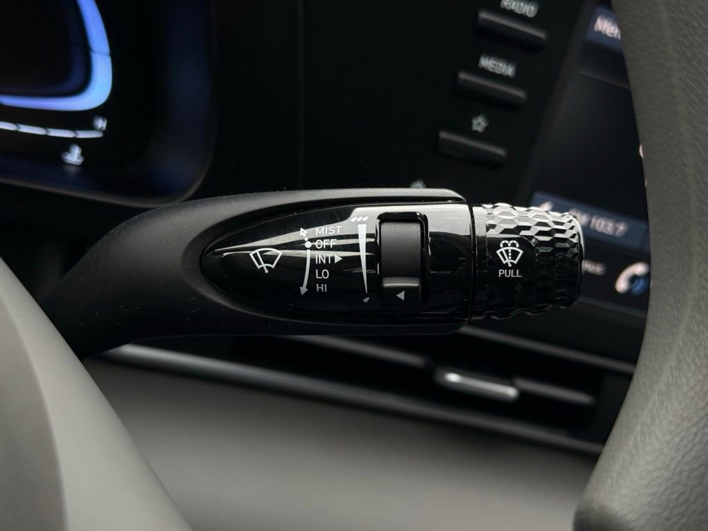 Used 2024 Hyundai Elantra SE image 23