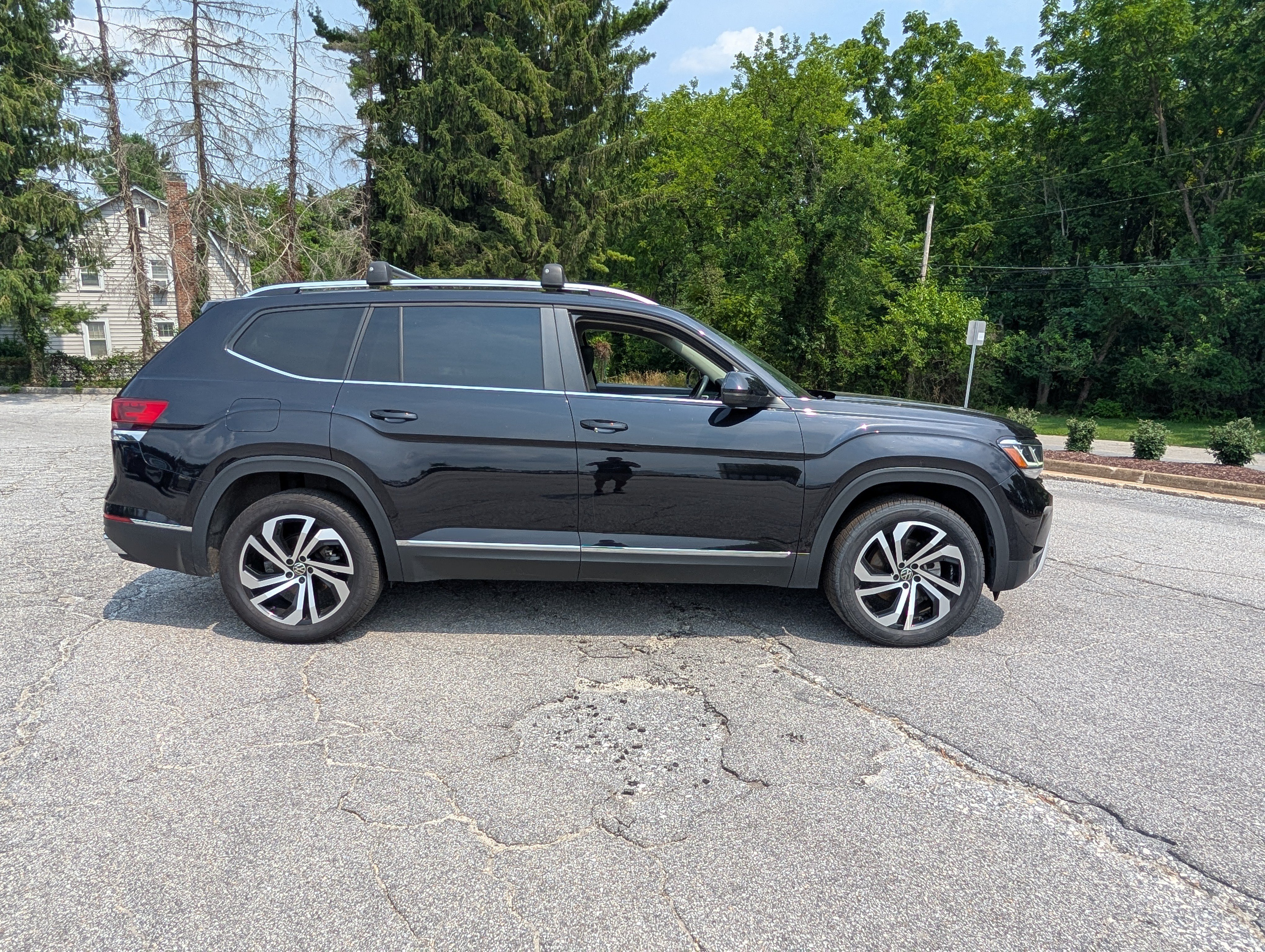 Used 2023 Volkswagen Atlas SEL AWD/4WD image 2
