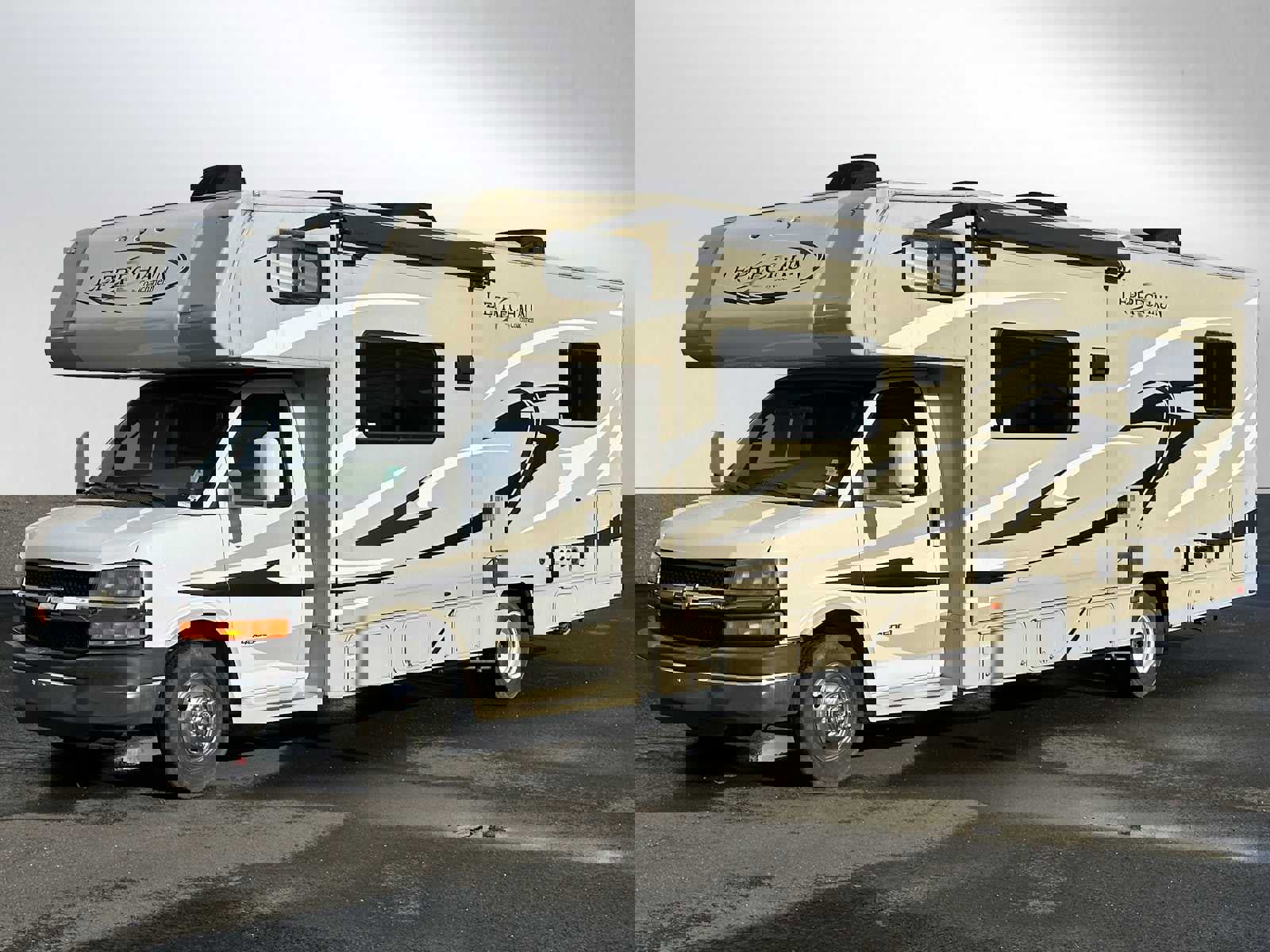 Used 2014 Chevrolet Express 4500 w/ RV Package image 3