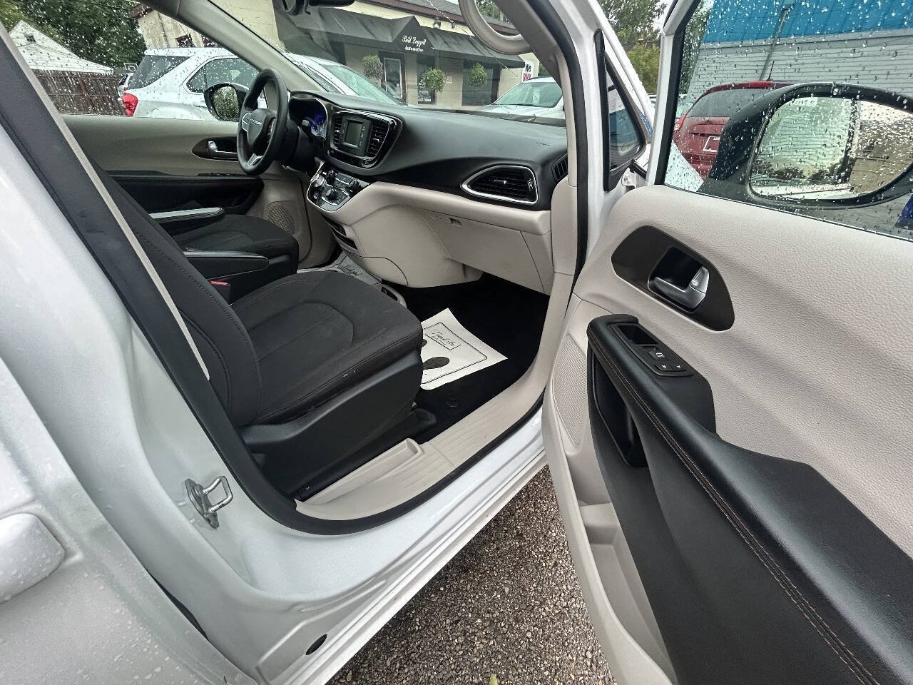Used 2017 Chrysler Pacifica LX FWD image 9