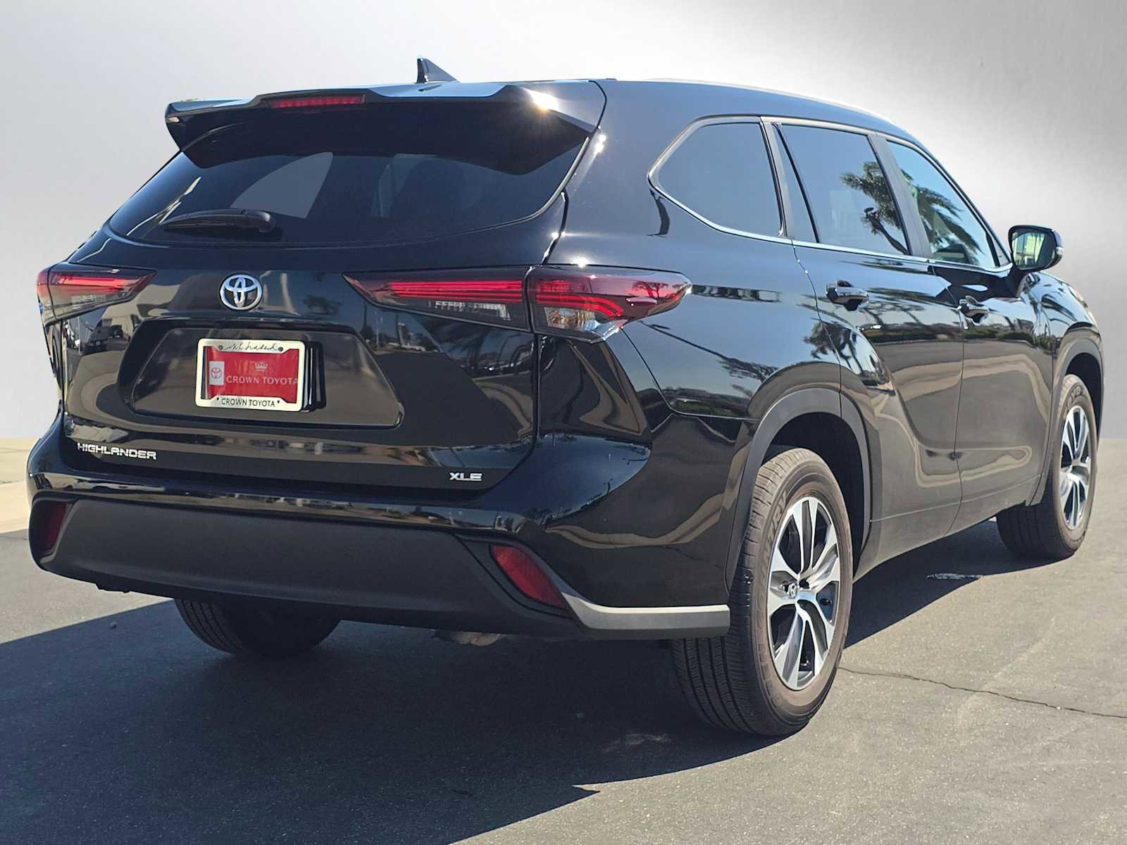 Used 2025 Toyota Highlander XLE FWD image 3