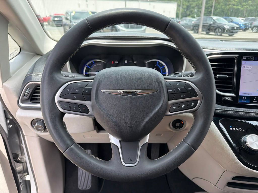 Used 2024 Chrysler Pacifica Limited FWD image 16
