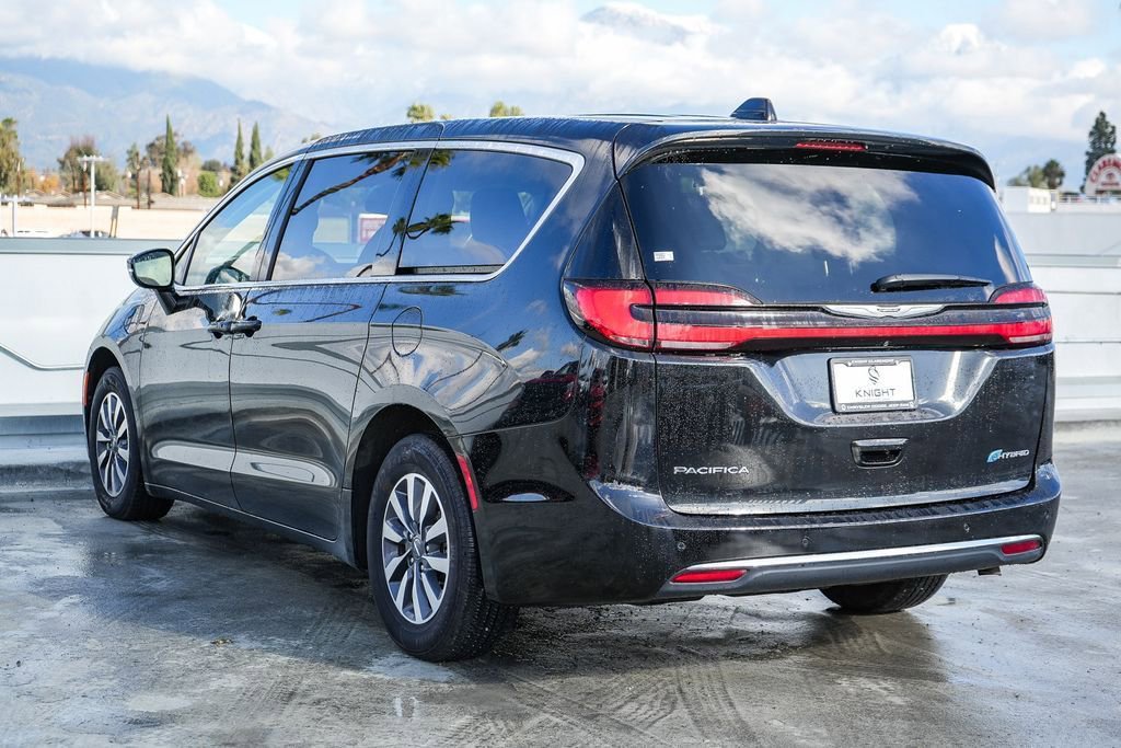Certified 2024 Chrysler Pacifica Select image 9