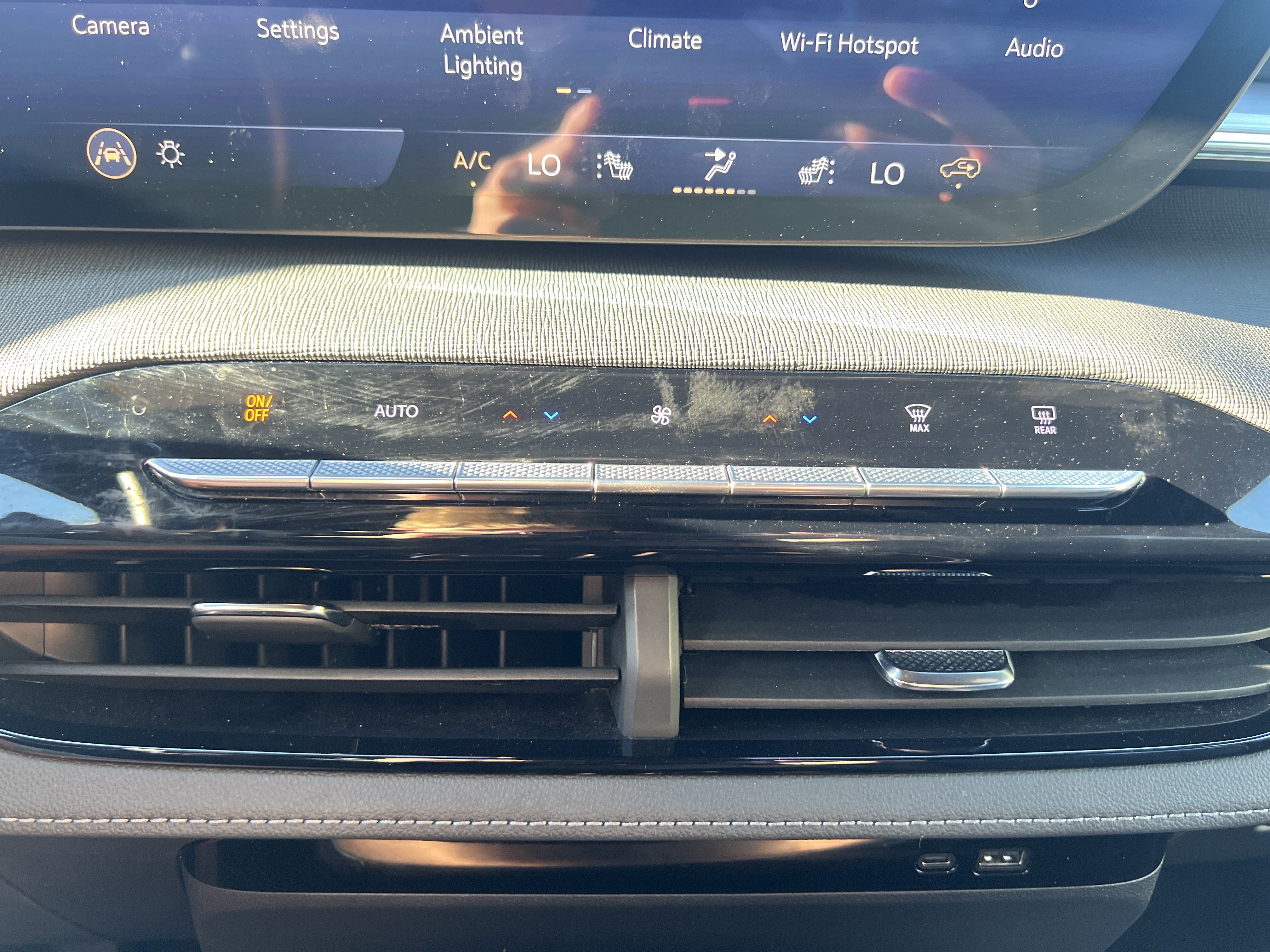 Used 2025 Buick Enclave Preferred AWD/4WD image 33