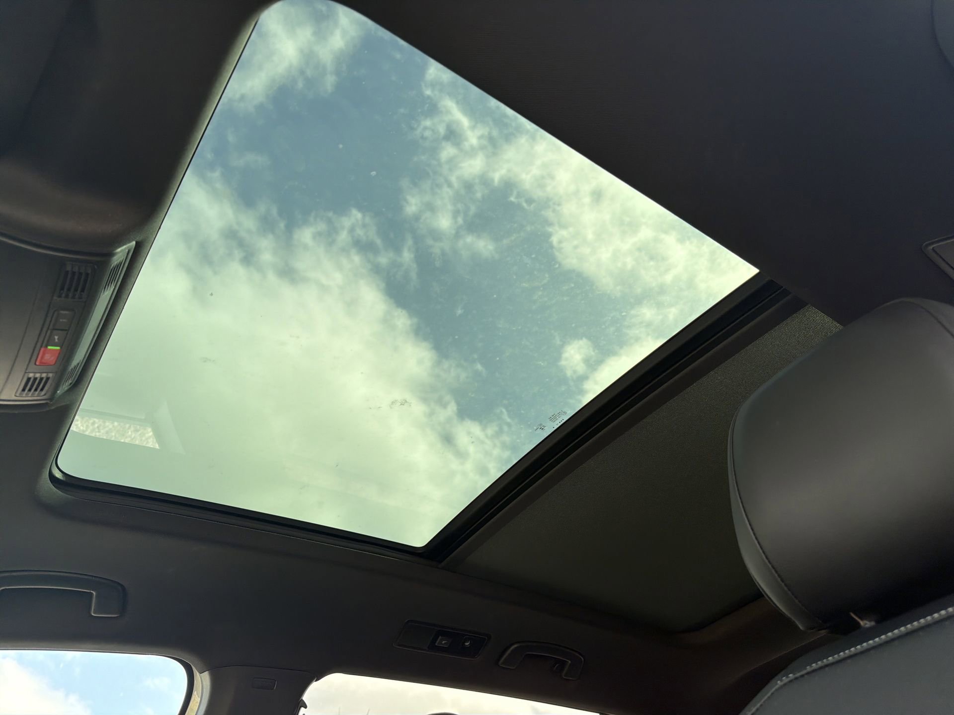 Used 2024 Volkswagen Tiguan SE R-Line image 34