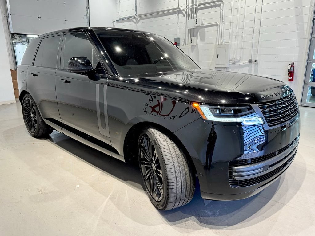 Used 2025 Land Rover Range Rover SE AWD/4WD image 3