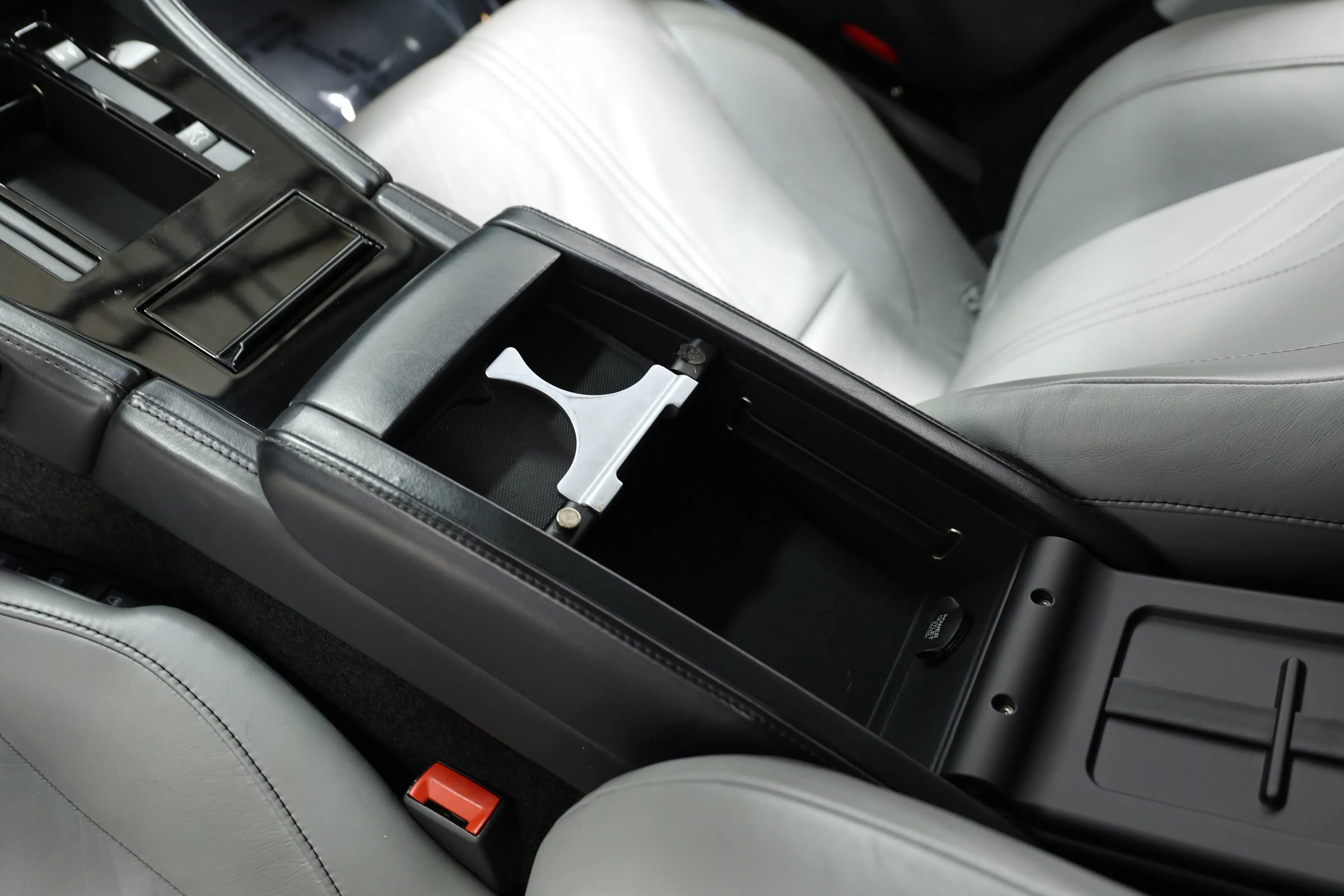 Used 2016 Aston Martin V8 Vantage S image 31