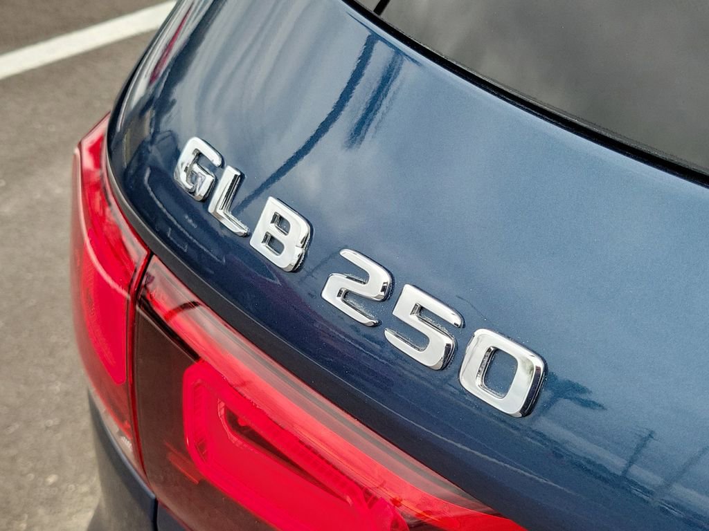 Used 2021 Mercedes-Benz GLB 250 w/ Premium Package image 7