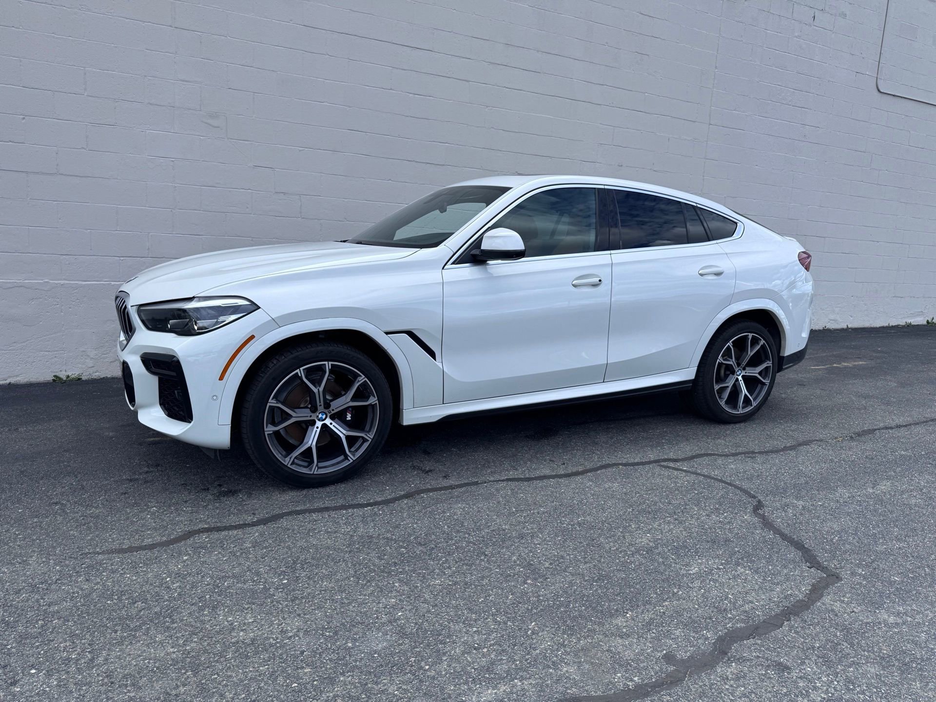 Used 2022 BMW X6 xDrive40i image 1