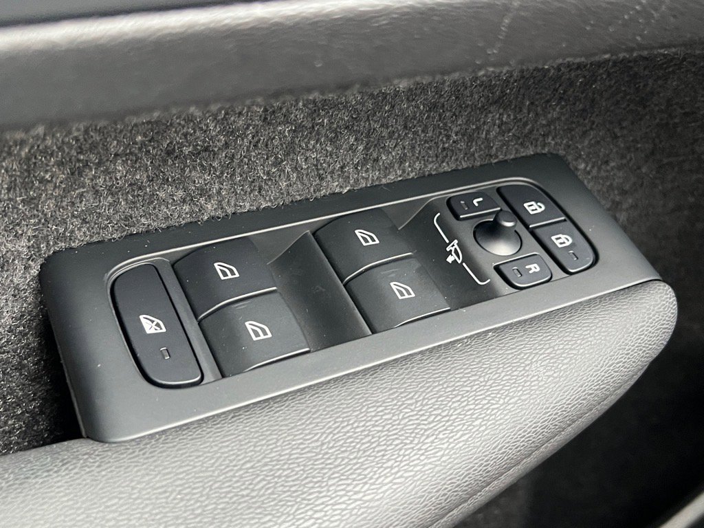 Used 2025 Volvo XC40 B5 Plus image 21