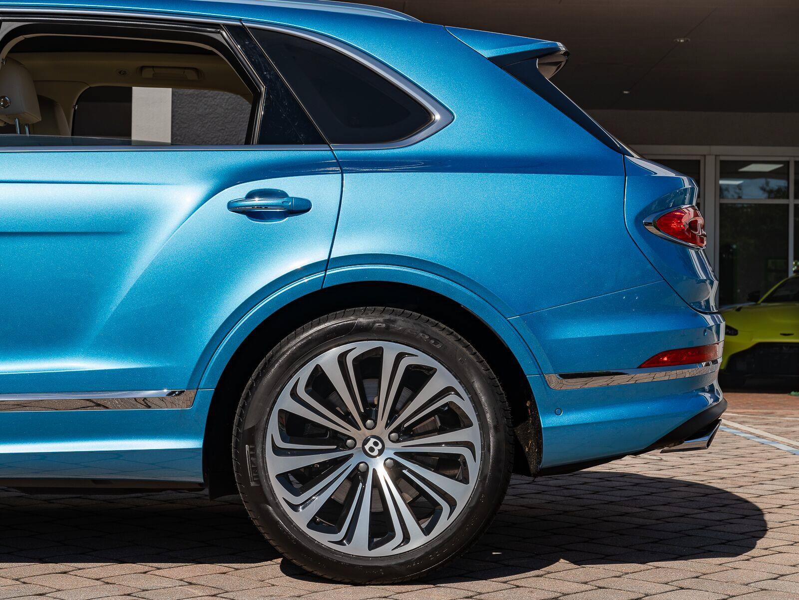 Used 2022 Bentley Bentayga AWD/4WD image 33