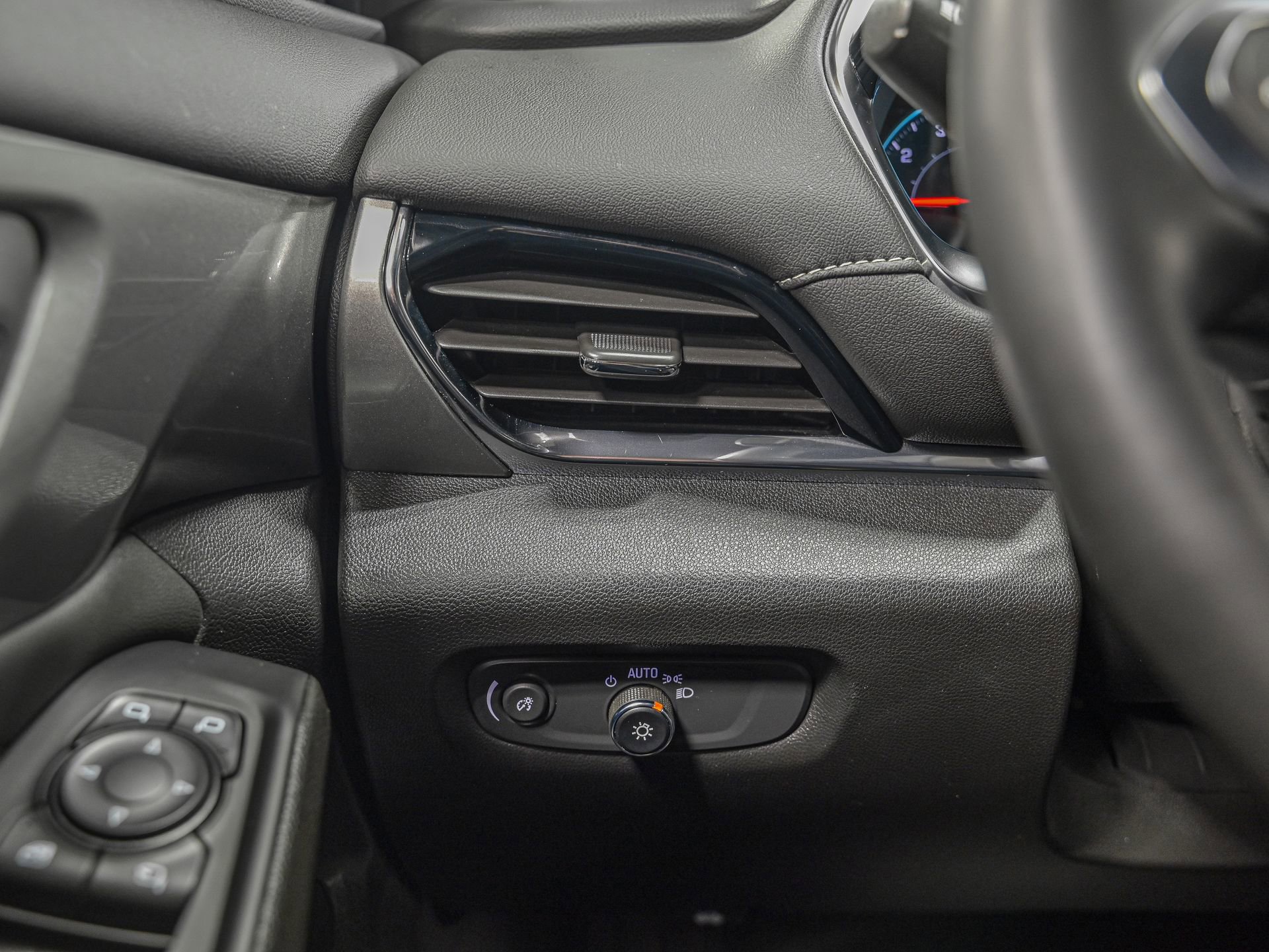 Used 2023 Chevrolet Traverse LT w/ LT Premium Package image 18