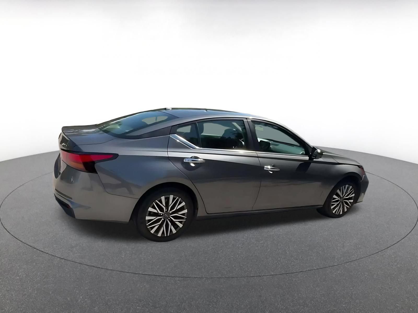 Used 2025 Nissan Altima 2.5 SV FWD image 12