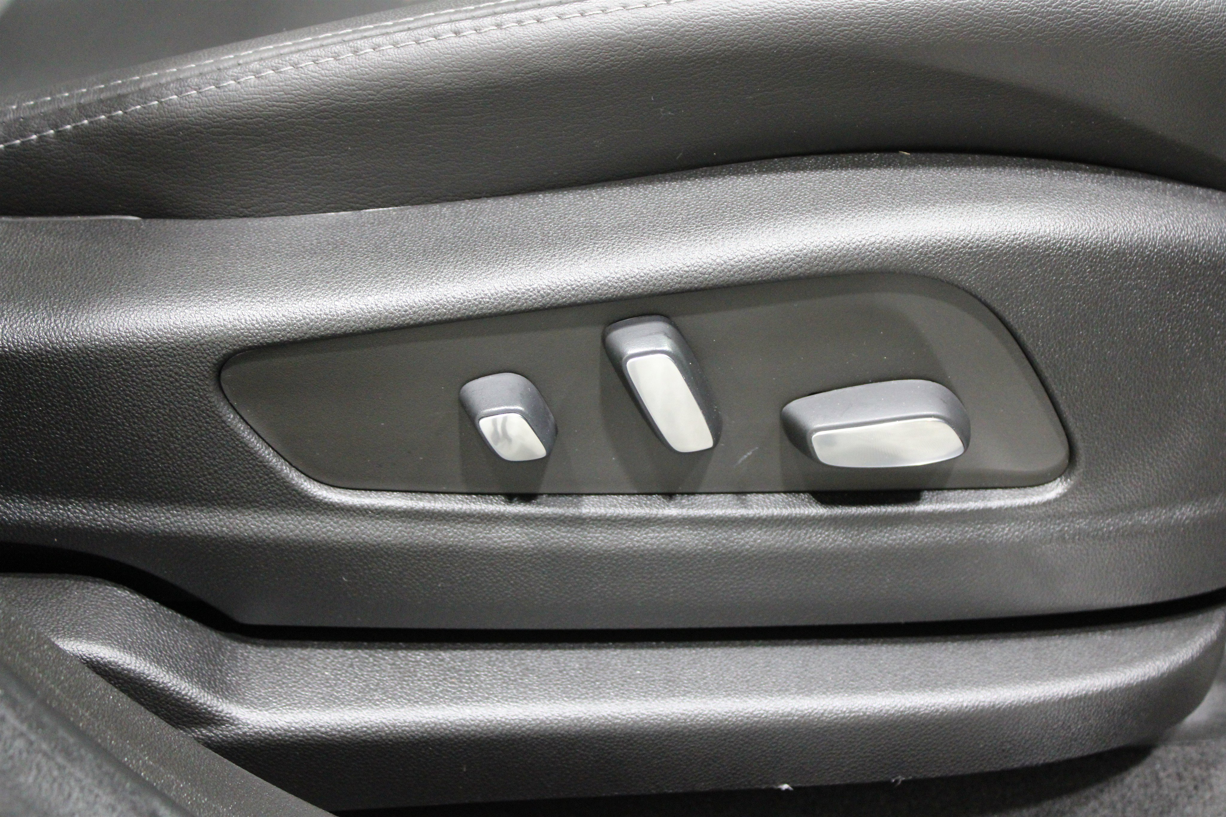 Used 2022 Cadillac XT5 Premium Luxury w/ LPO, Floor Liner Package image 29