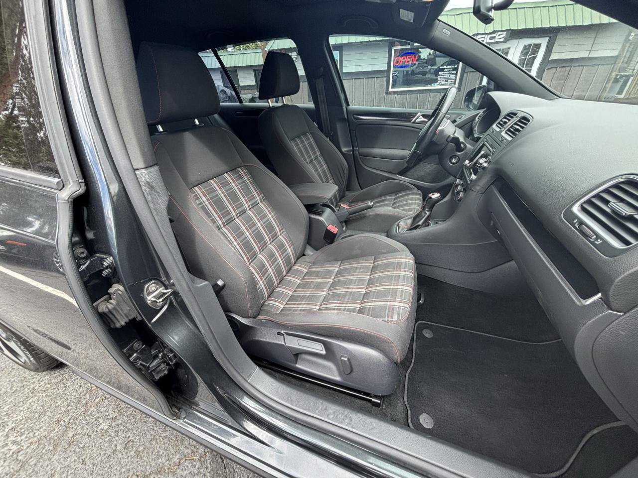 Used 2012 Volkswagen Golf 4-Door FWD image 9