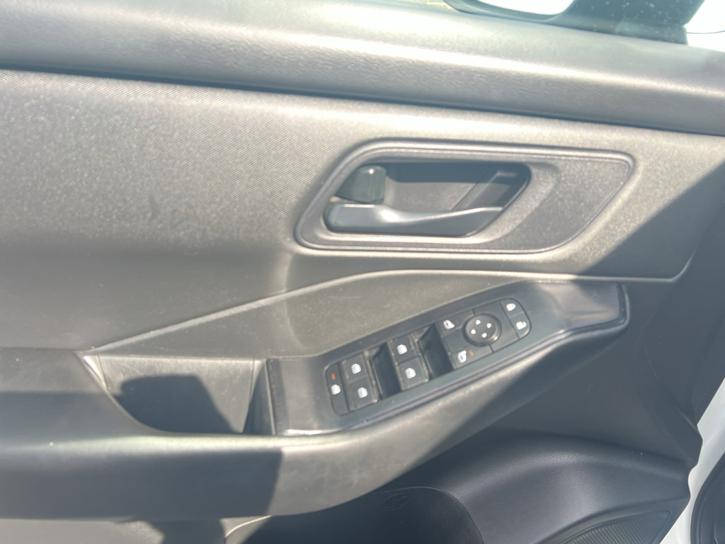 Used 2024 Nissan Rogue S AWD/4WD image 10