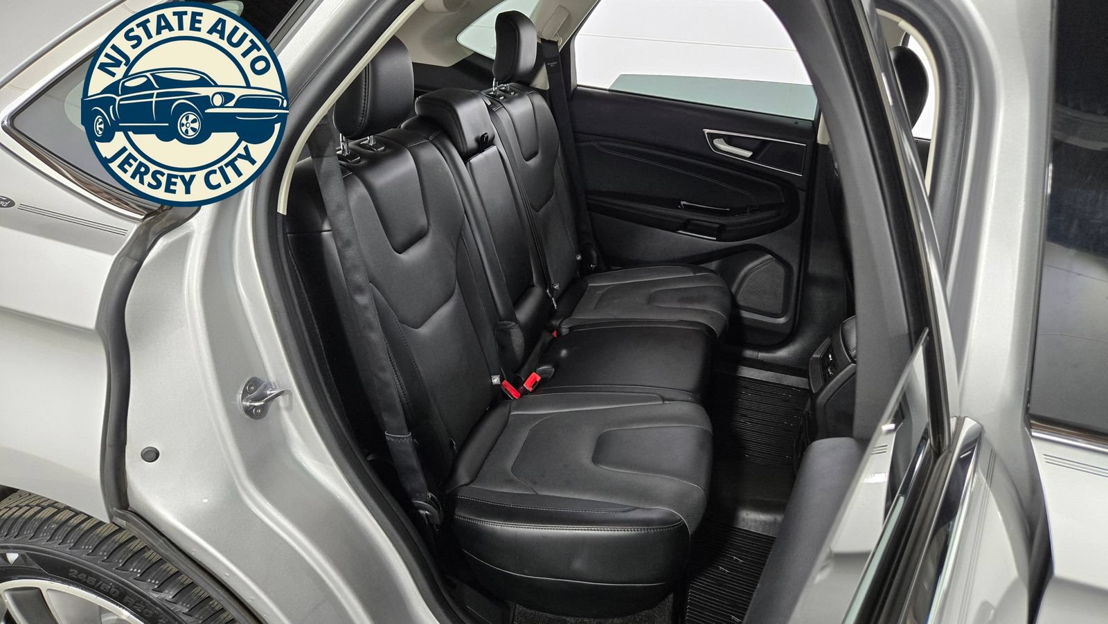 Used 2018 Ford Edge Titanium w/ Equipment Group 302A AWD/4WD image 38