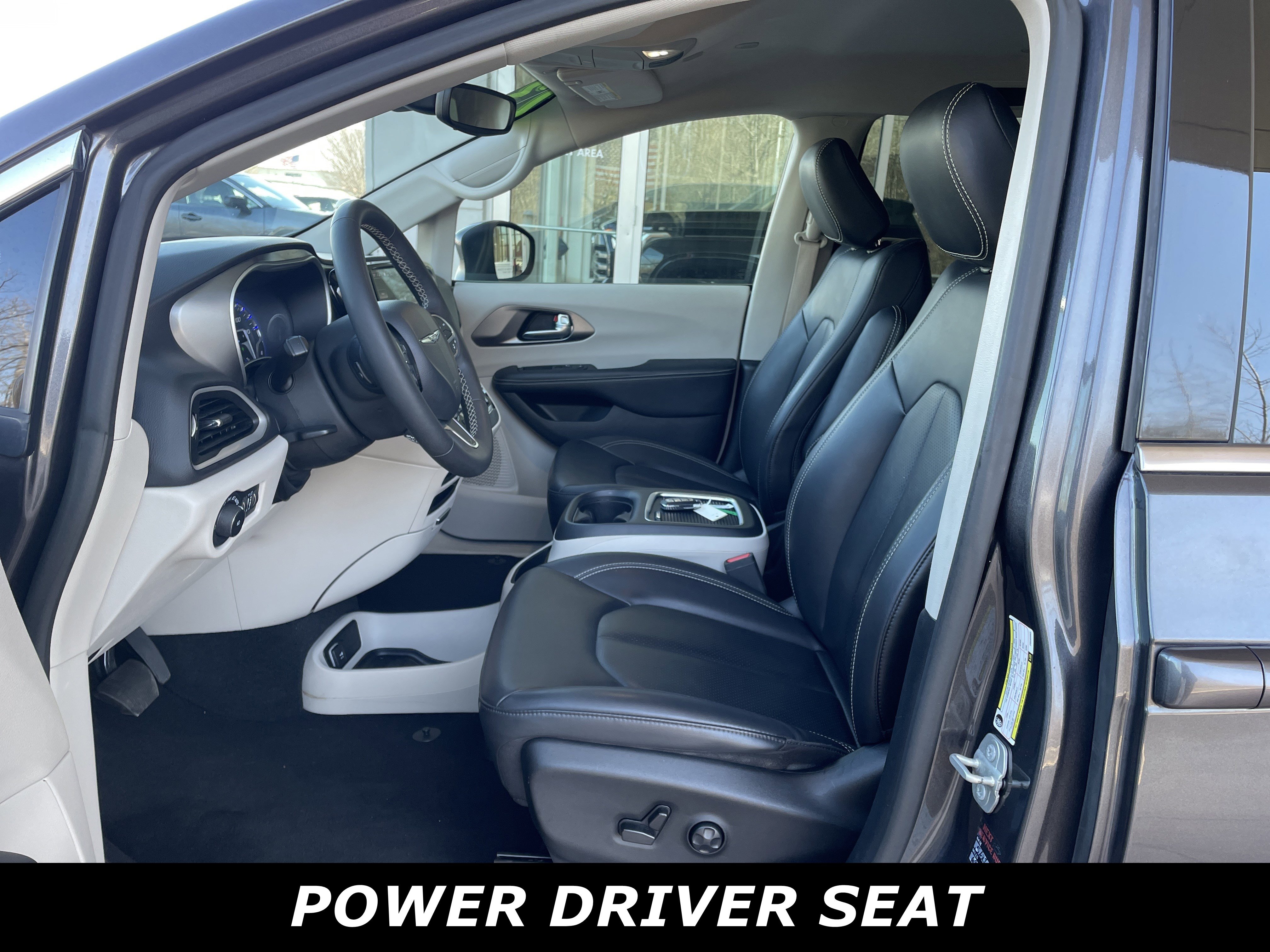 Used 2023 Chrysler Pacifica Touring-L image 7