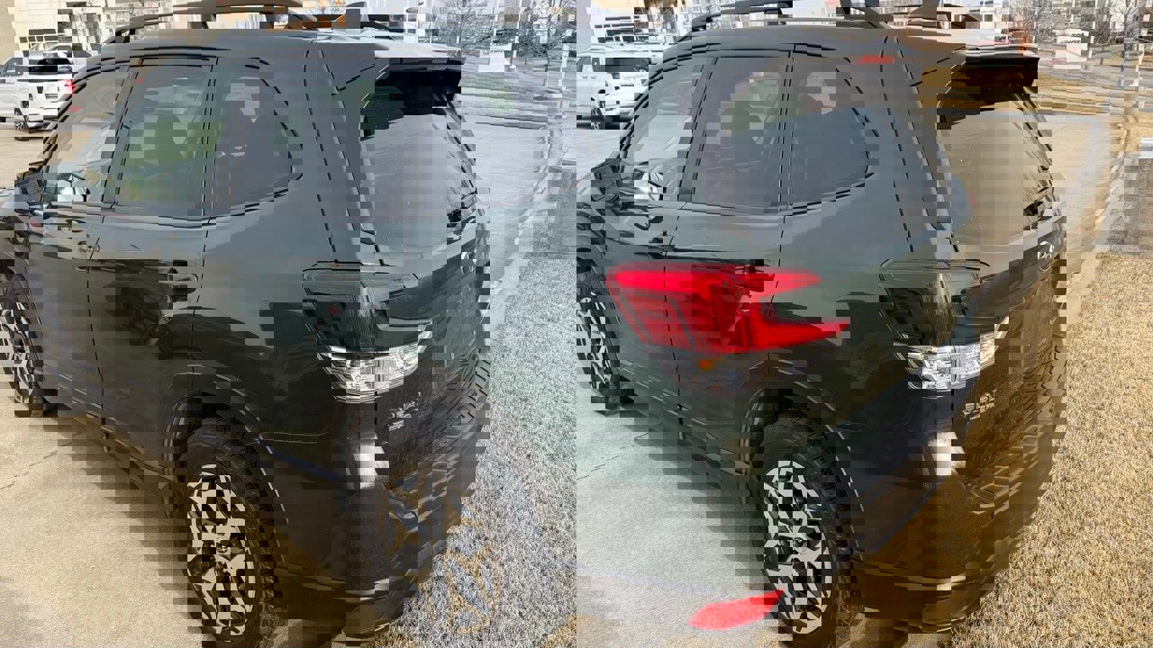 Used 2023 Subaru Forester Premium image 4