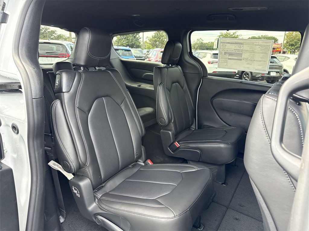 New 2026 Chrysler Pacifica Select image 24