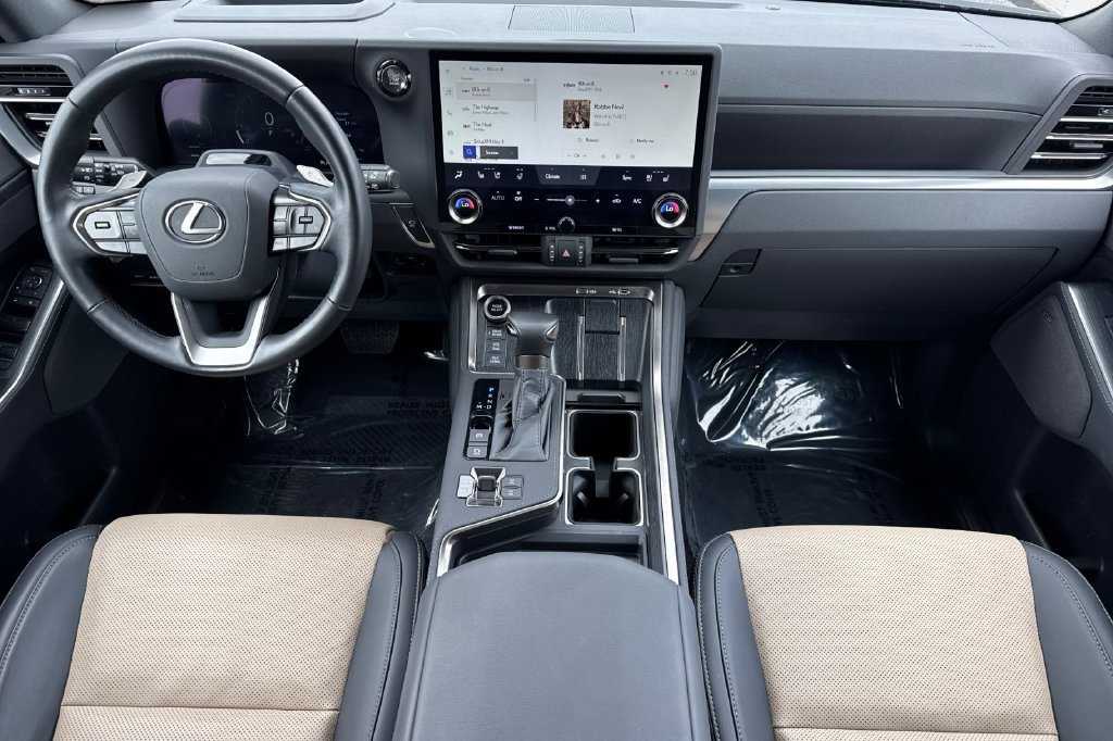 Used 2025 Lexus GX 550 w/ Accessory Package (32) AWD/4WD image 5