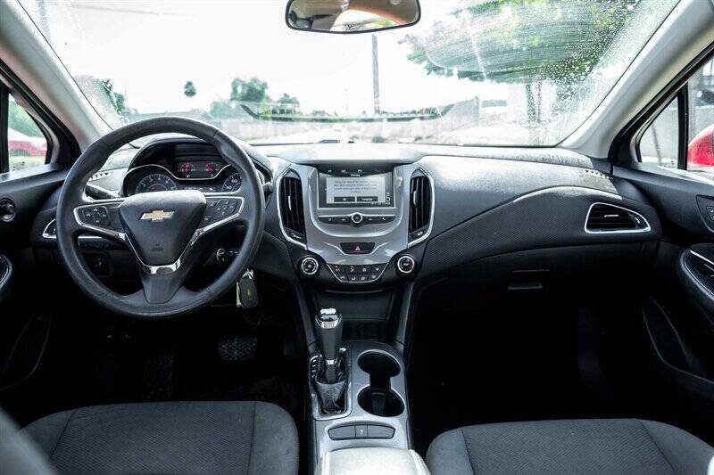 Used 2017 Chevrolet Cruze LT FWD image 16