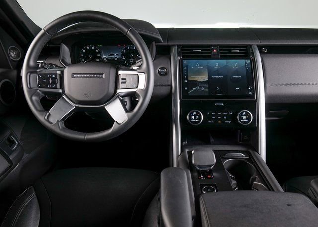 Used 2025 Land Rover Discovery S image 10