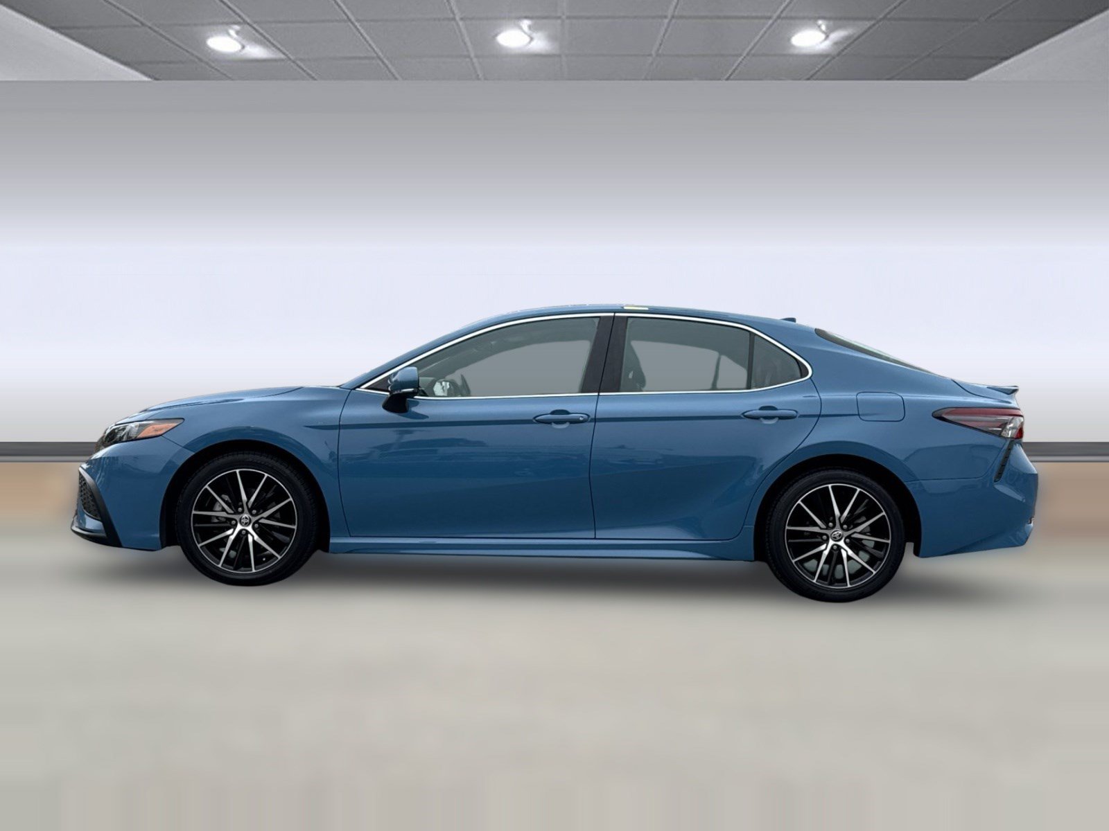 Used 2024 Toyota Camry SE FWD image 2