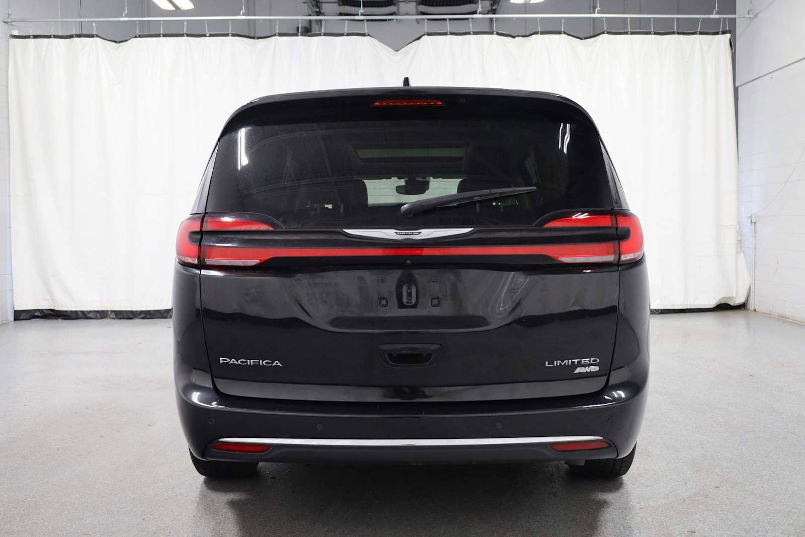 Used 2021 Chrysler Pacifica Limited AWD/4WD image 7