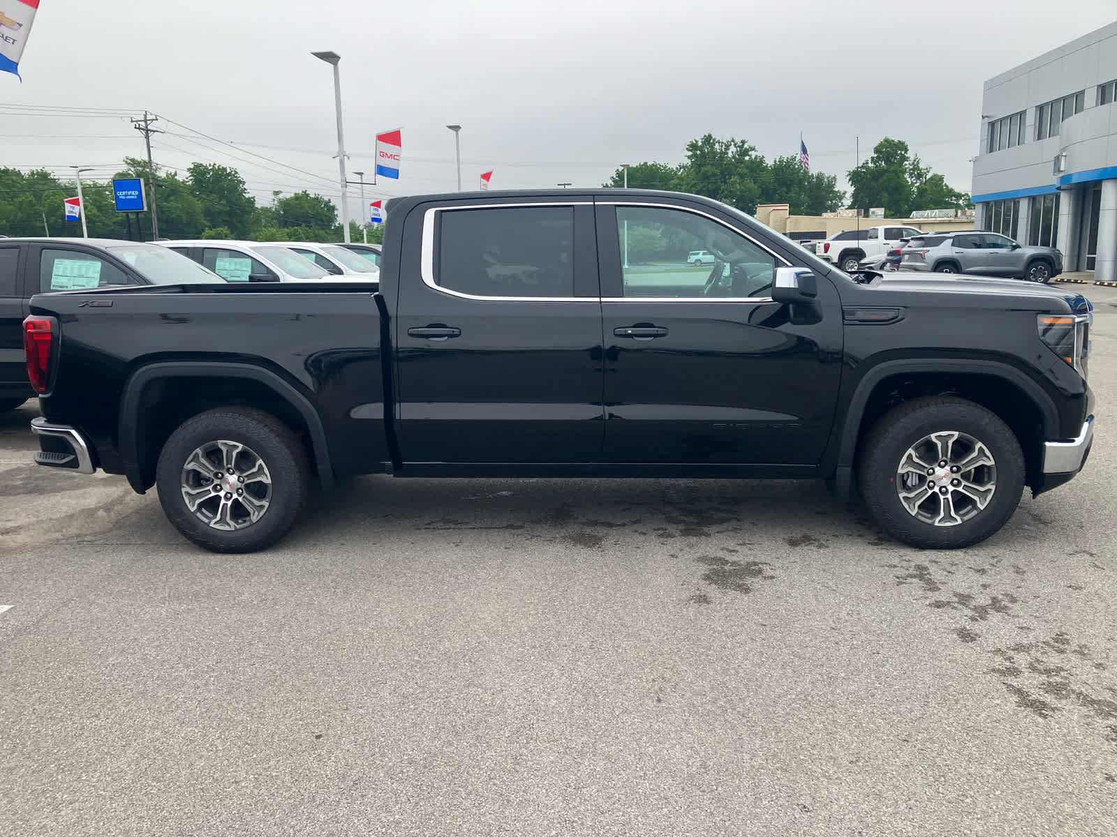 New 2026 GMC Sierra 1500 SLE w/ X31 Off-Road Package AWD/4WD image 9