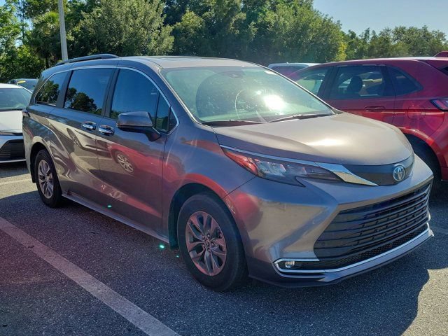 Used 2024 Toyota Sienna XLE w/ XLE Plus Package FWD image 1