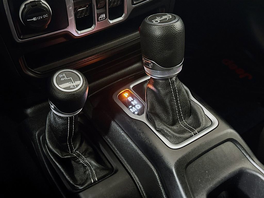 Used 2018 Jeep Wrangler Unlimited Sahara w/ Uconnect 4C Nav & Sound Group image 17