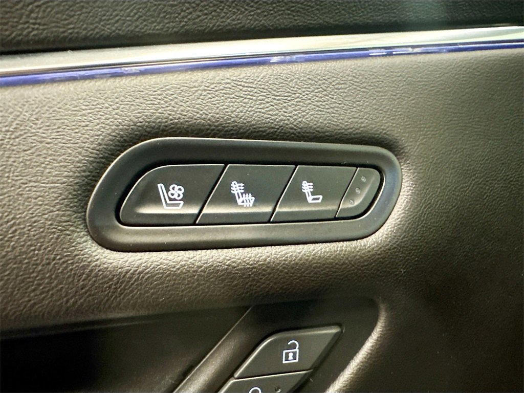 Used 2021 Cadillac Escalade Premium Luxury image 22