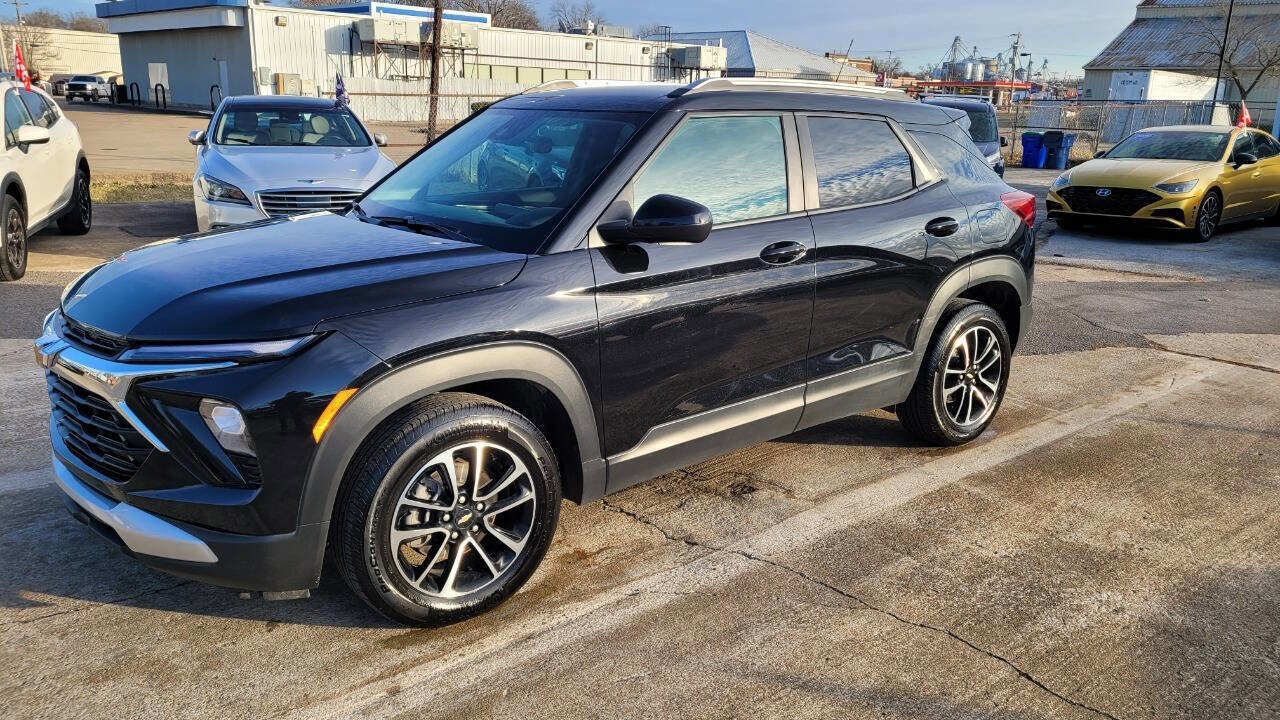 Used 2025 Chevrolet TrailBlazer LT w/ Driver Confidence Package image 2