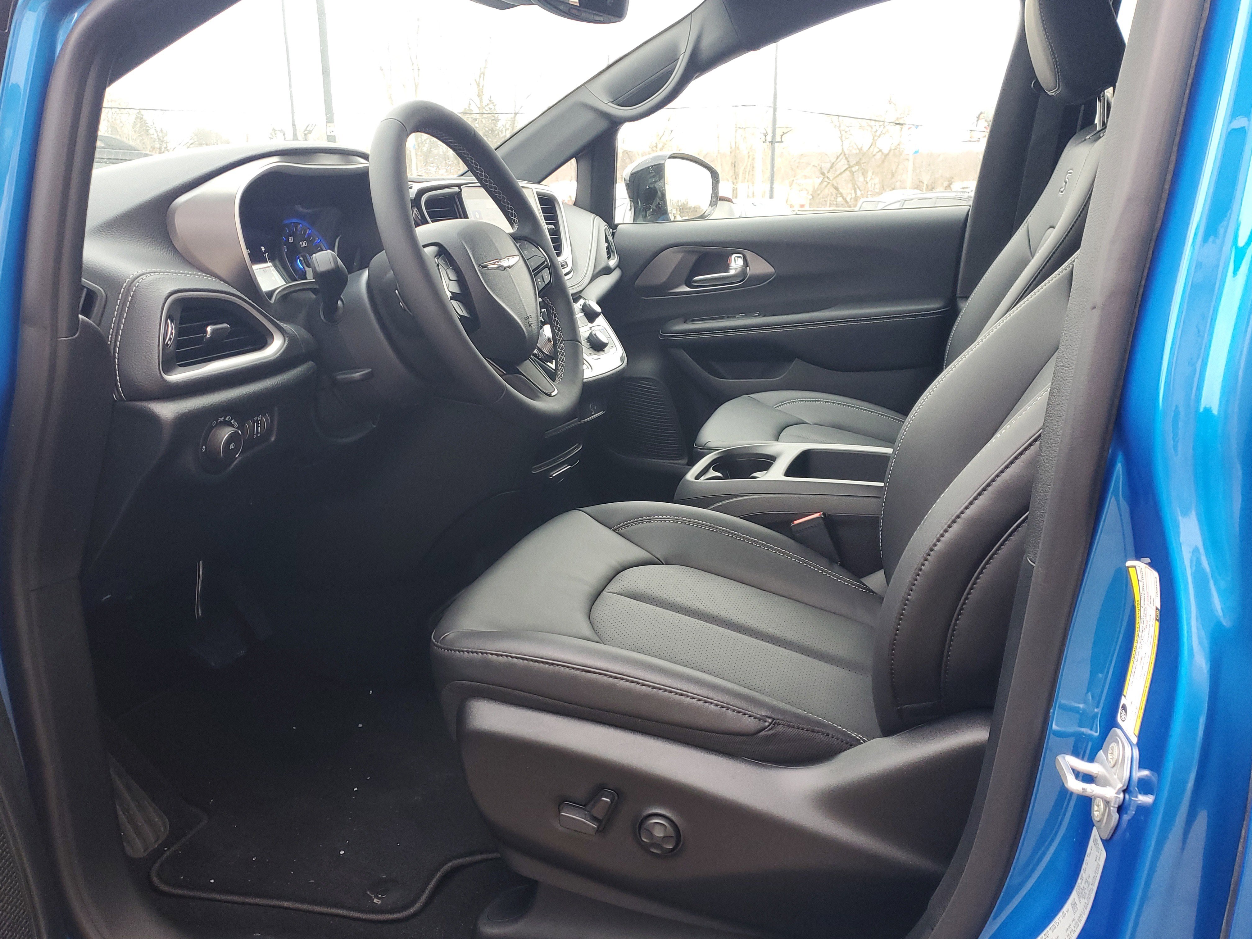 New 2026 Chrysler Pacifica Select w/ S Appearance Package image 8