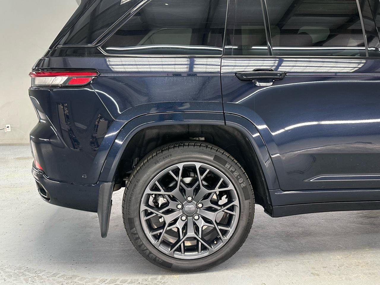 Used 2023 Jeep Grand Cherokee Summit AWD/4WD image 10