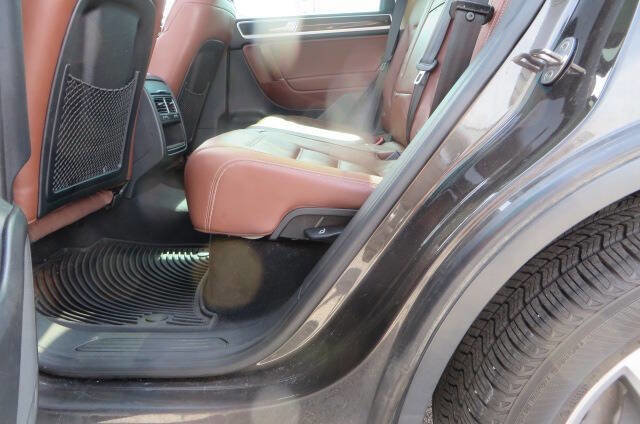 Used 2016 Volkswagen Touareg Sport AWD/4WD image 36