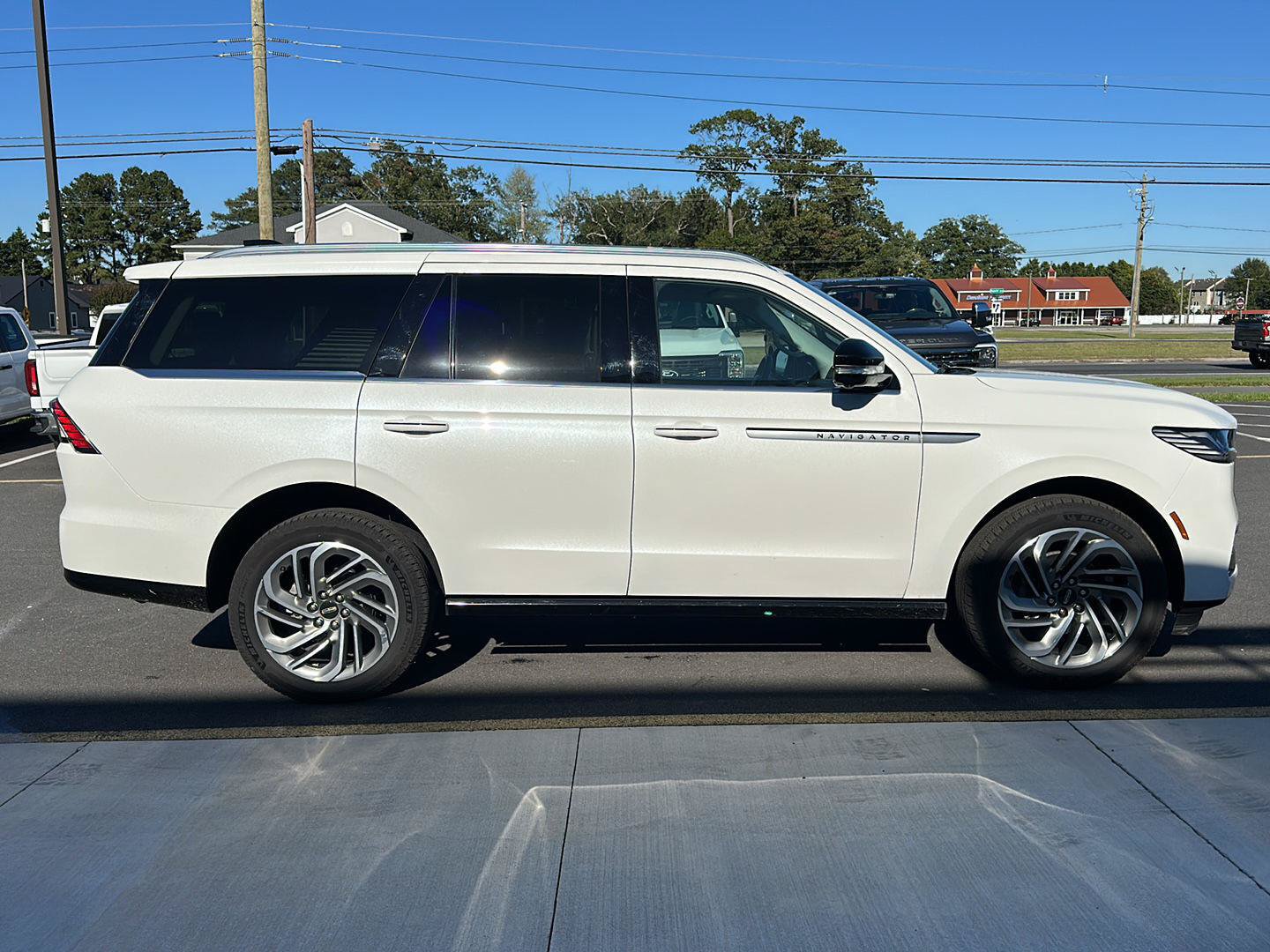 Used 2025 Lincoln Navigator Reserve AWD/4WD image 4