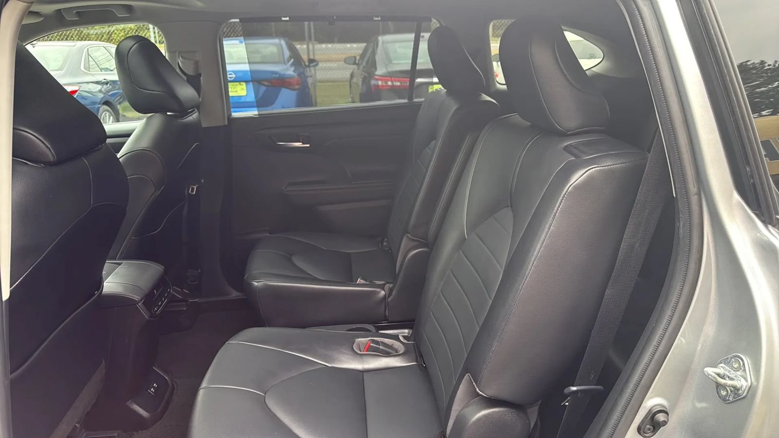 Used 2021 Toyota Highlander XLE FWD image 18
