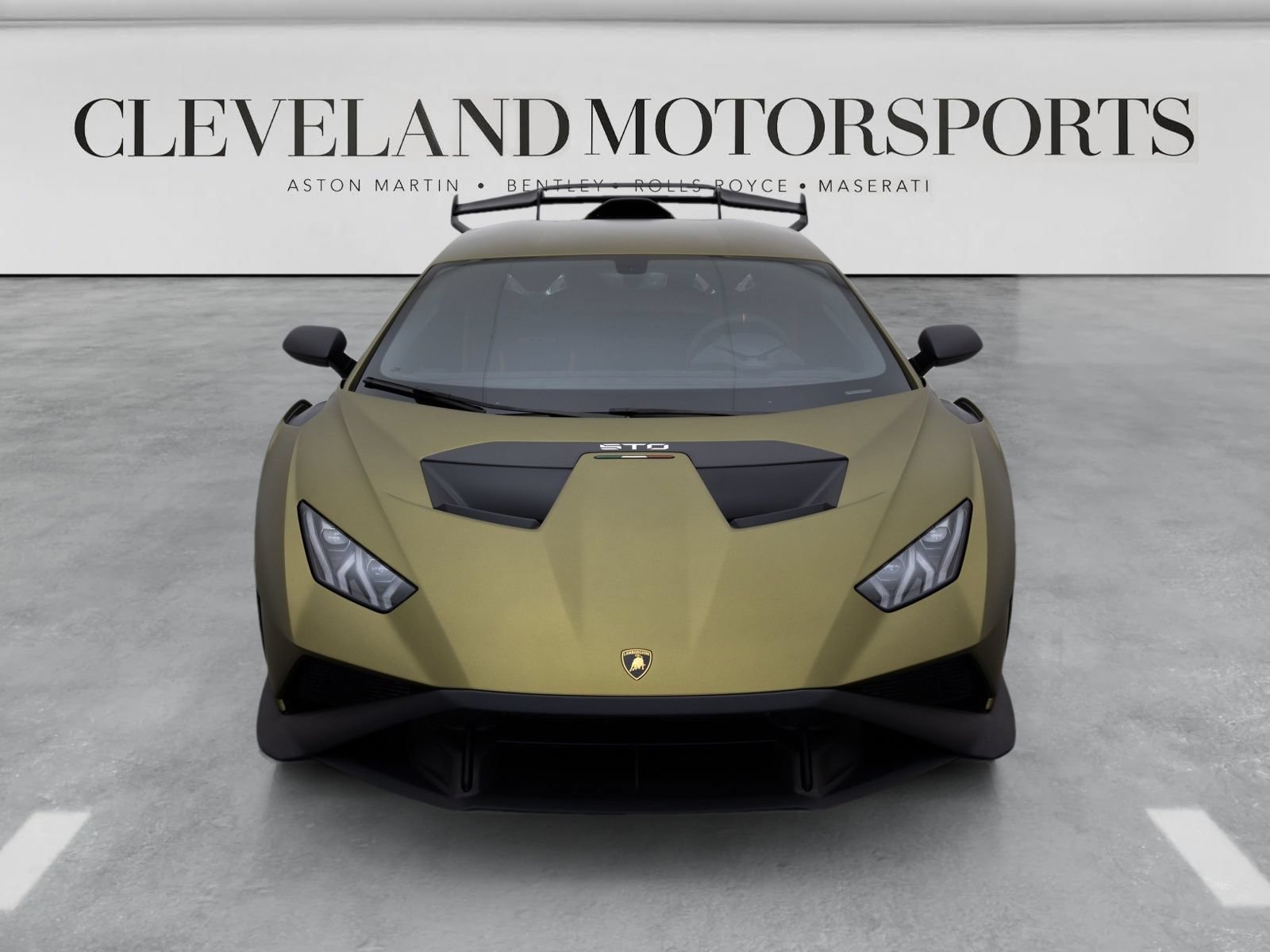 Used 2022 Lamborghini Huracan STO RWD image 3