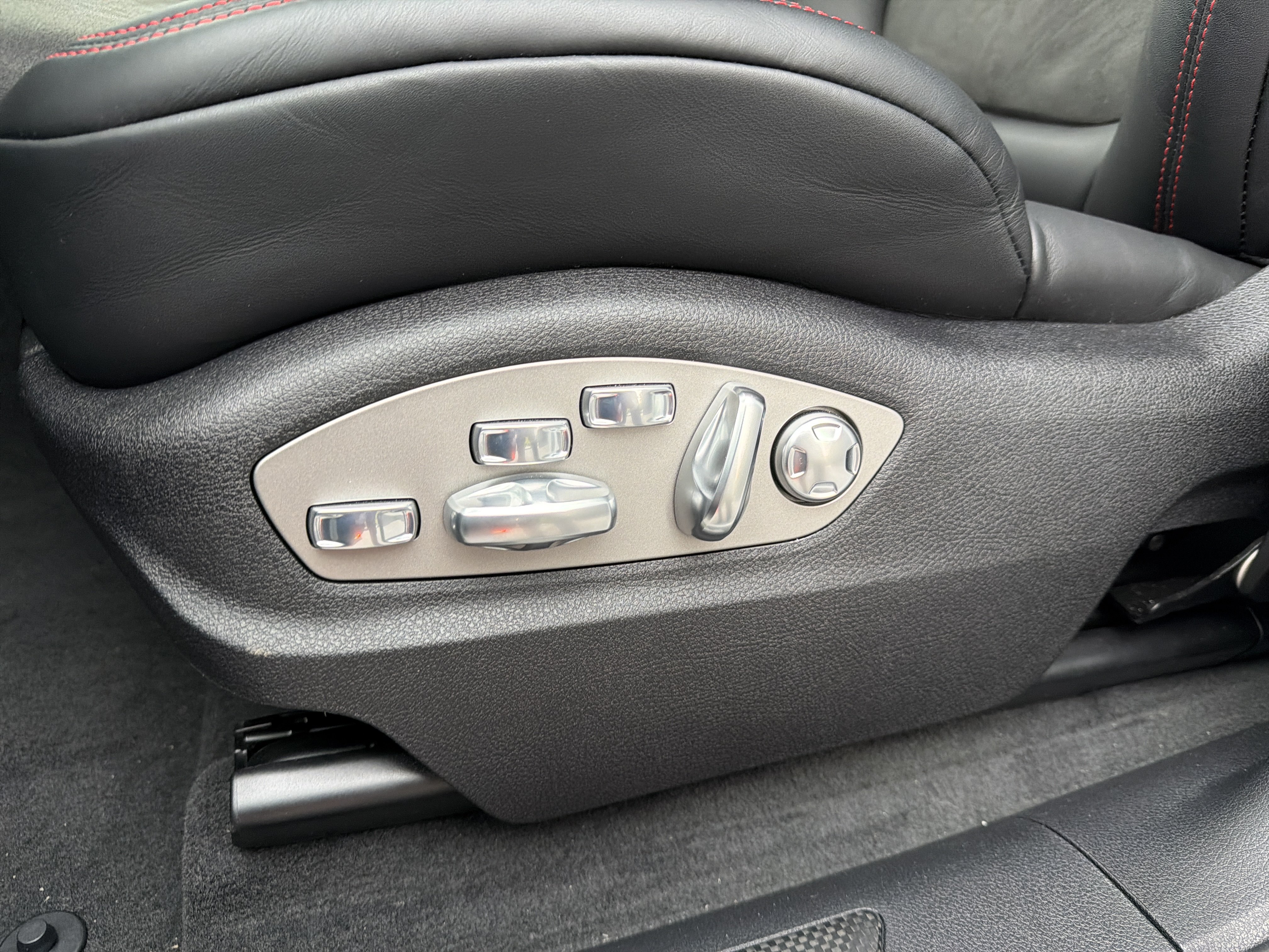 New 2026 Porsche Macan GTS AWD/4WD image 27