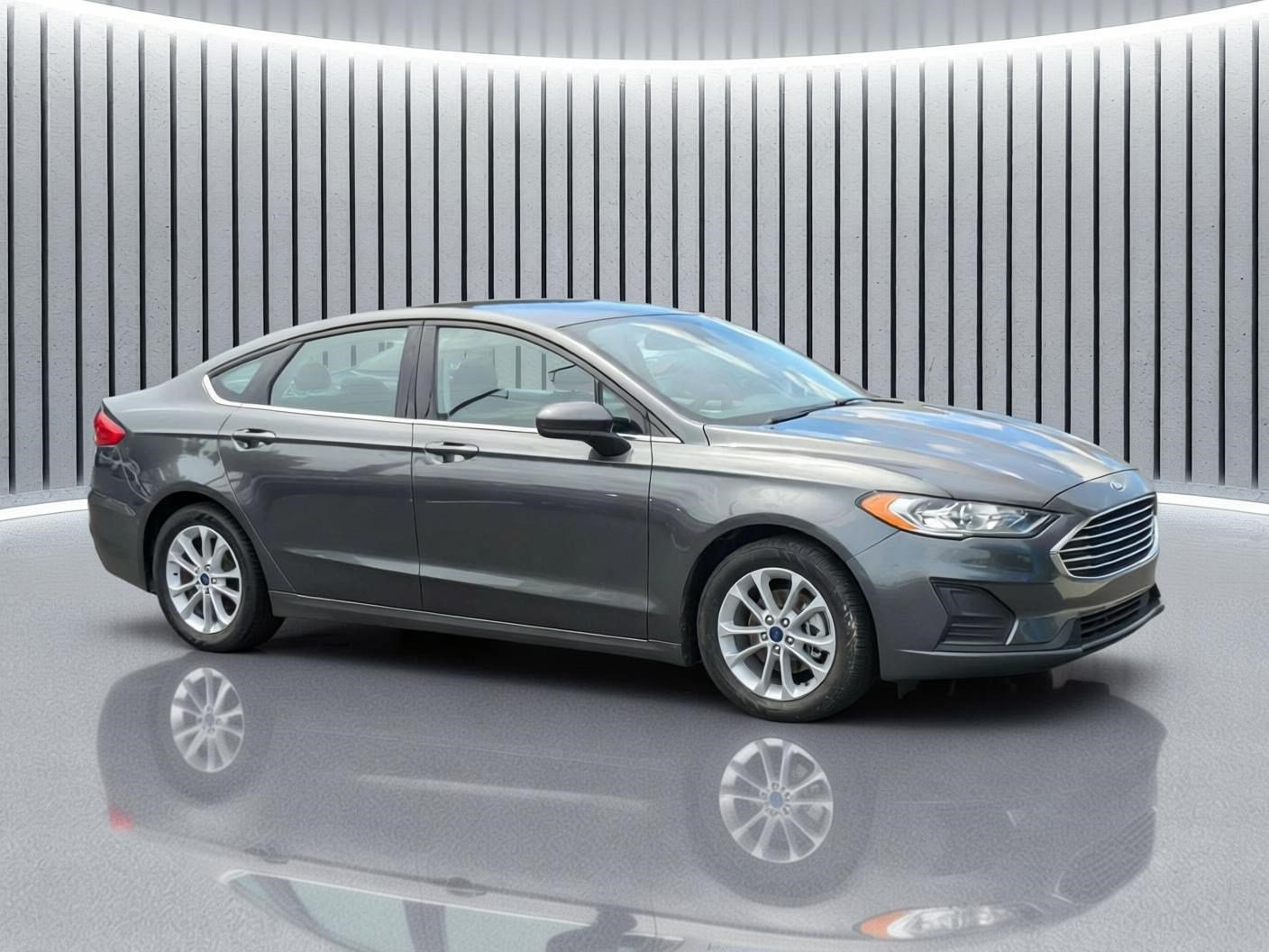 Used 2020 Ford Fusion SE FWD image 2