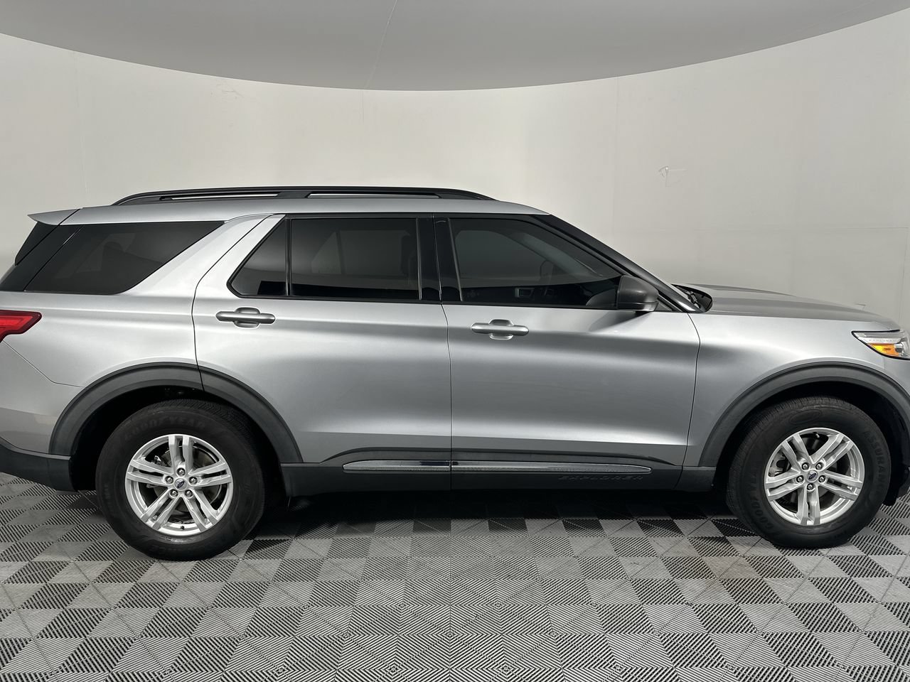 Used 2021 Ford Explorer XLT w/ Equipment Group 202A AWD/4WD image 18