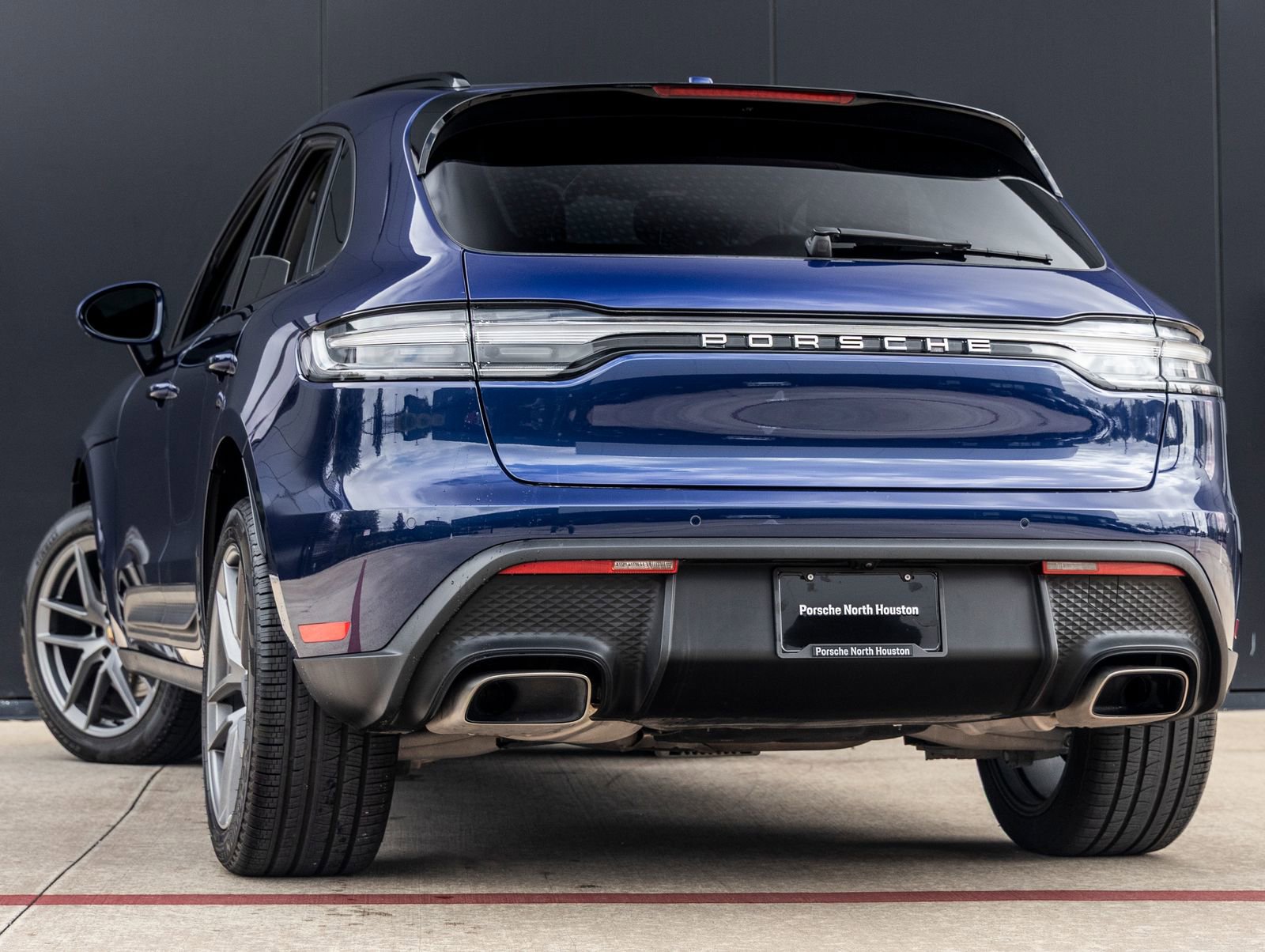 Certified 2025 Porsche Macan image 3