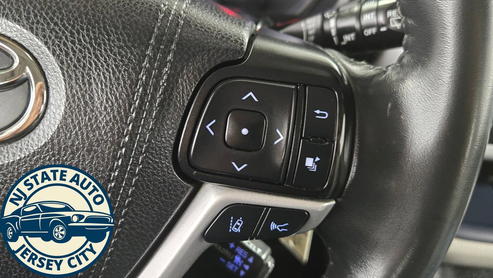 Used 2019 Toyota Highlander Plus AWD/4WD image 12