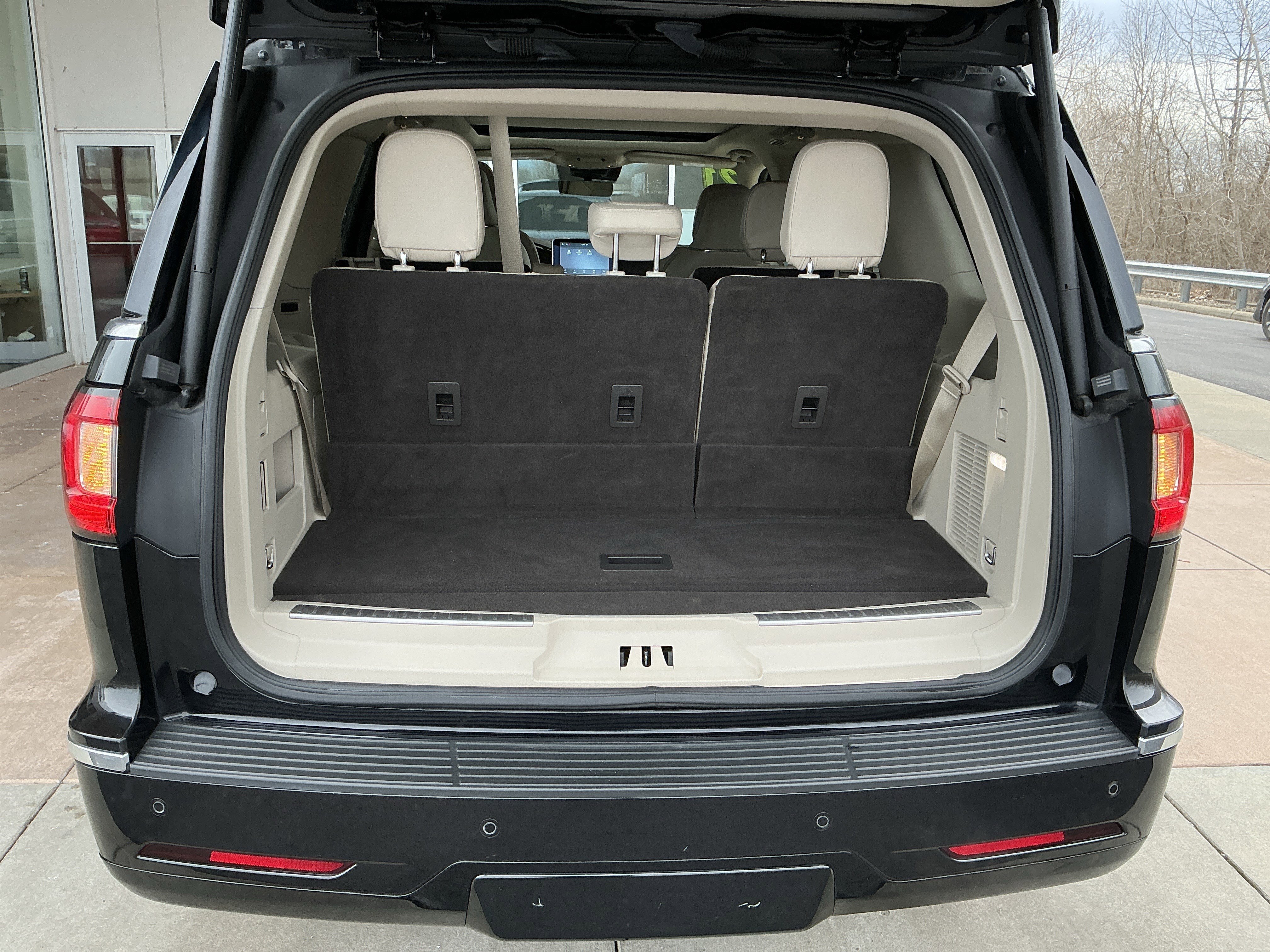 Used 2021 Lincoln Navigator Reserve w/ Luxury Package image 24