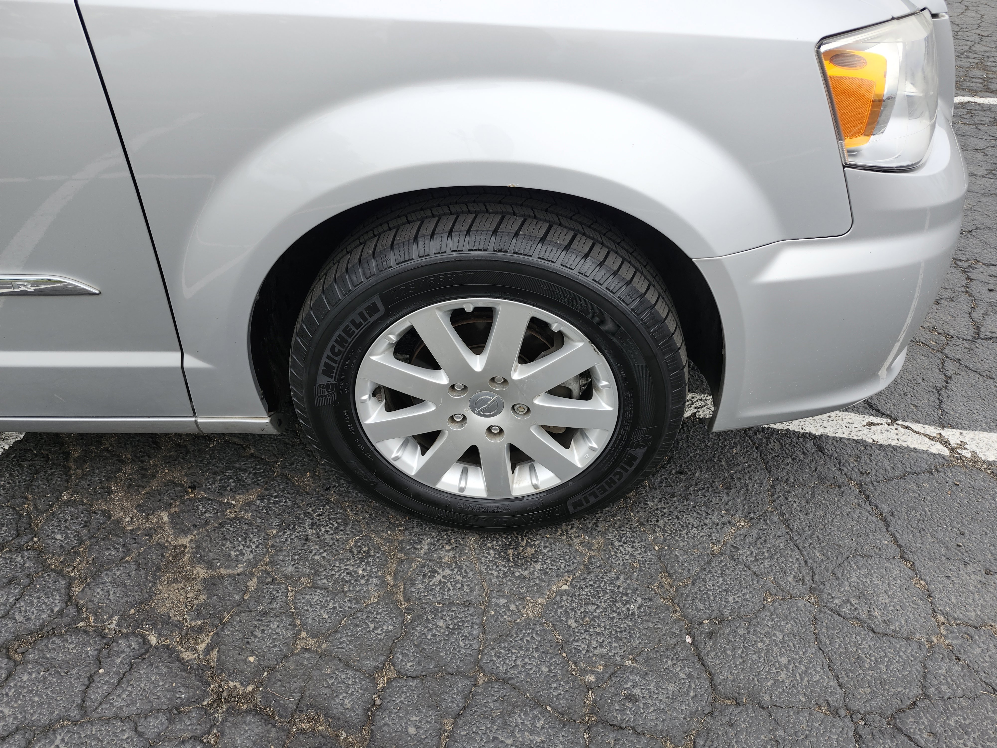 Used 2011 Chrysler Town & Country Touring-L w/ Entertainment Group #2 FWD image 10