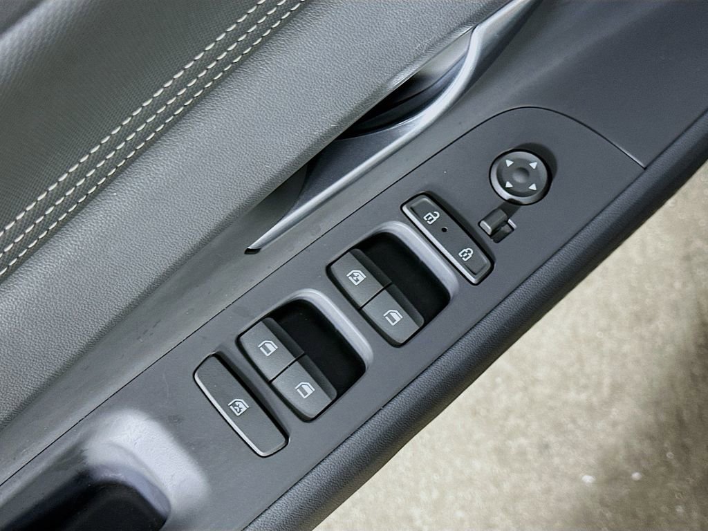 Used 2025 Hyundai Elantra SEL FWD image 19